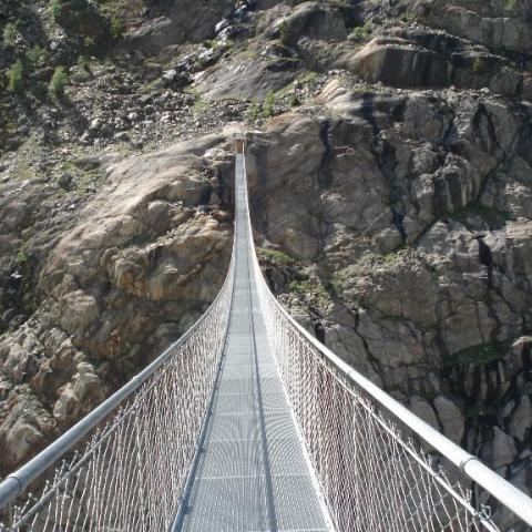 Sentiero con ponte sospeso, Vallese