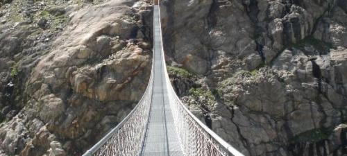 Wanderweg mit Hängebrücke im Wallis